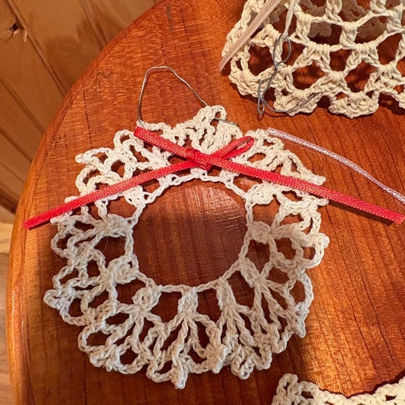 Handcrafted Crochet Ornament Set of 5 vintage handmade - Picture 2 of 6